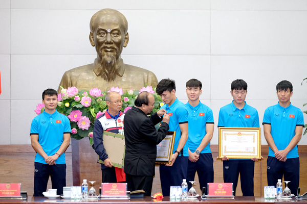 Thủ tướng đón U23: Chưa bao giờ tôi đợi lâu mà vui như thế Thủ tướng đón U23: Chưa bao giờ tôi đợi lâu mà vui như thế